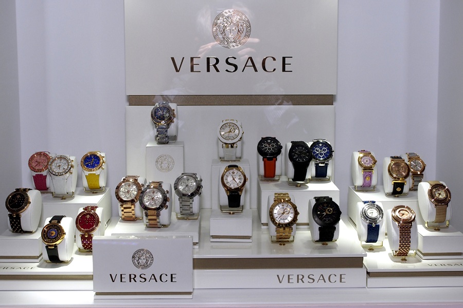 Thương hiệu đồng hồ Versace thuộc tập đoàn nào?