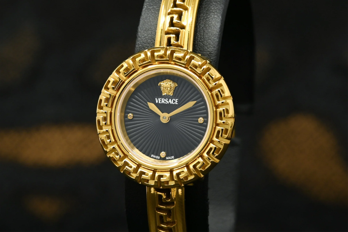 Versace Greca được chế tác với bộ máy chất lượng cao